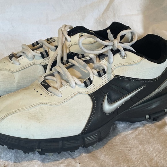 Men’s size 8 / 41 Nike Golf shoes. White and black leather. Barely worn. - Picture 3 of 8